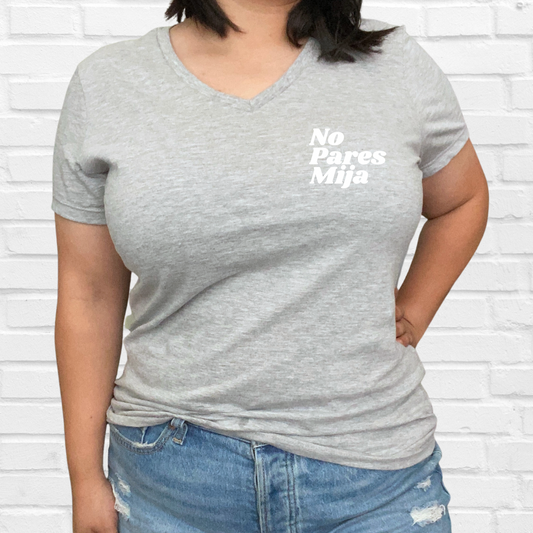 No Pares Mija V-Neck T-Shirt (Light Grey)